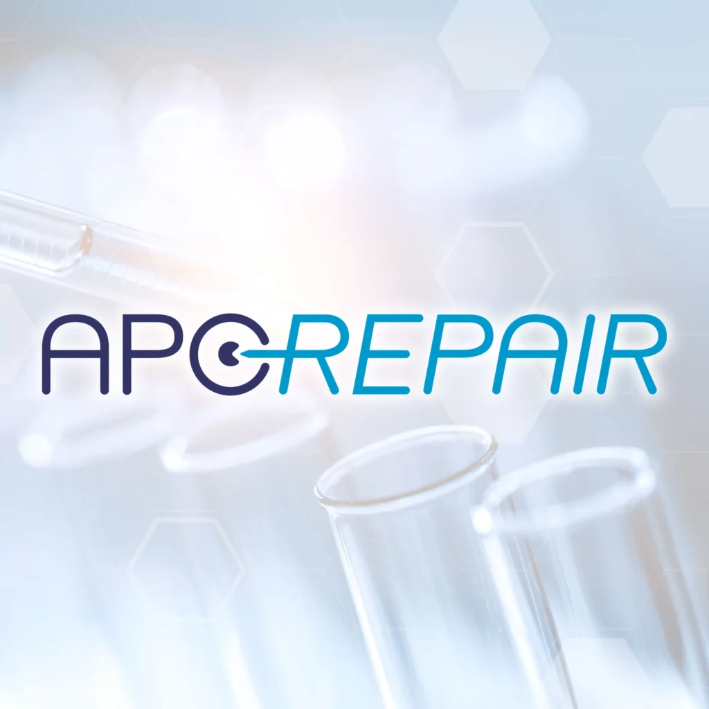 Logo de la start-up ApoRepair, en bleu, sur fond scientifique avec tubes à essai et motifs hexagonaux.