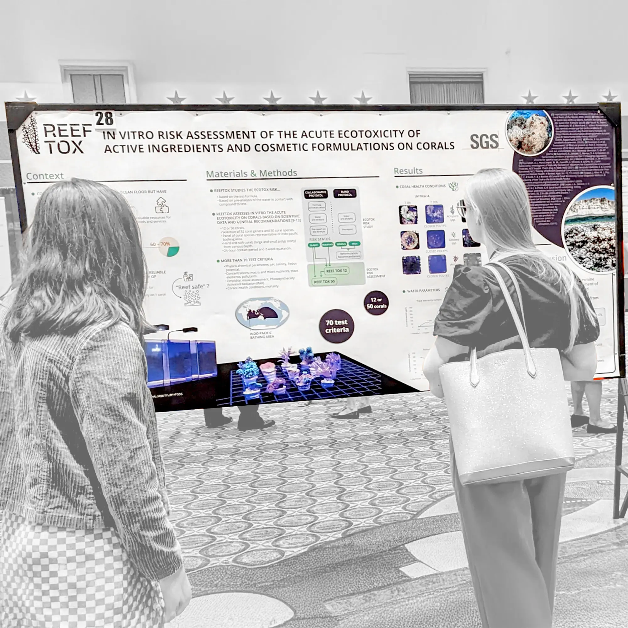 Photo du poster scientifique ReefTox exposé lors d’un congrès, avec deux participantes observant les résultats du test cosmétique sur coraux.